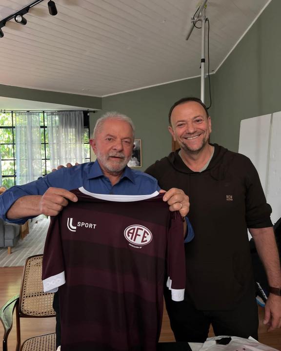 Foto 2 de 3 — Edinho Silva presenteia Lula e Janja com camisa da Ferroviária; veja